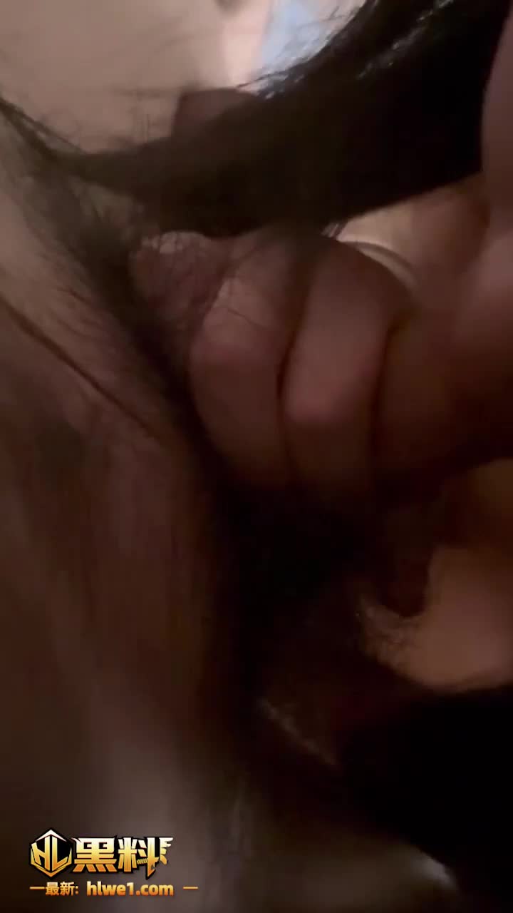 天津反差眼镜妹跪舔蛋蛋 口水拉丝状态投入 毛茸茸的鸡巴和蛋蛋太吸引人了