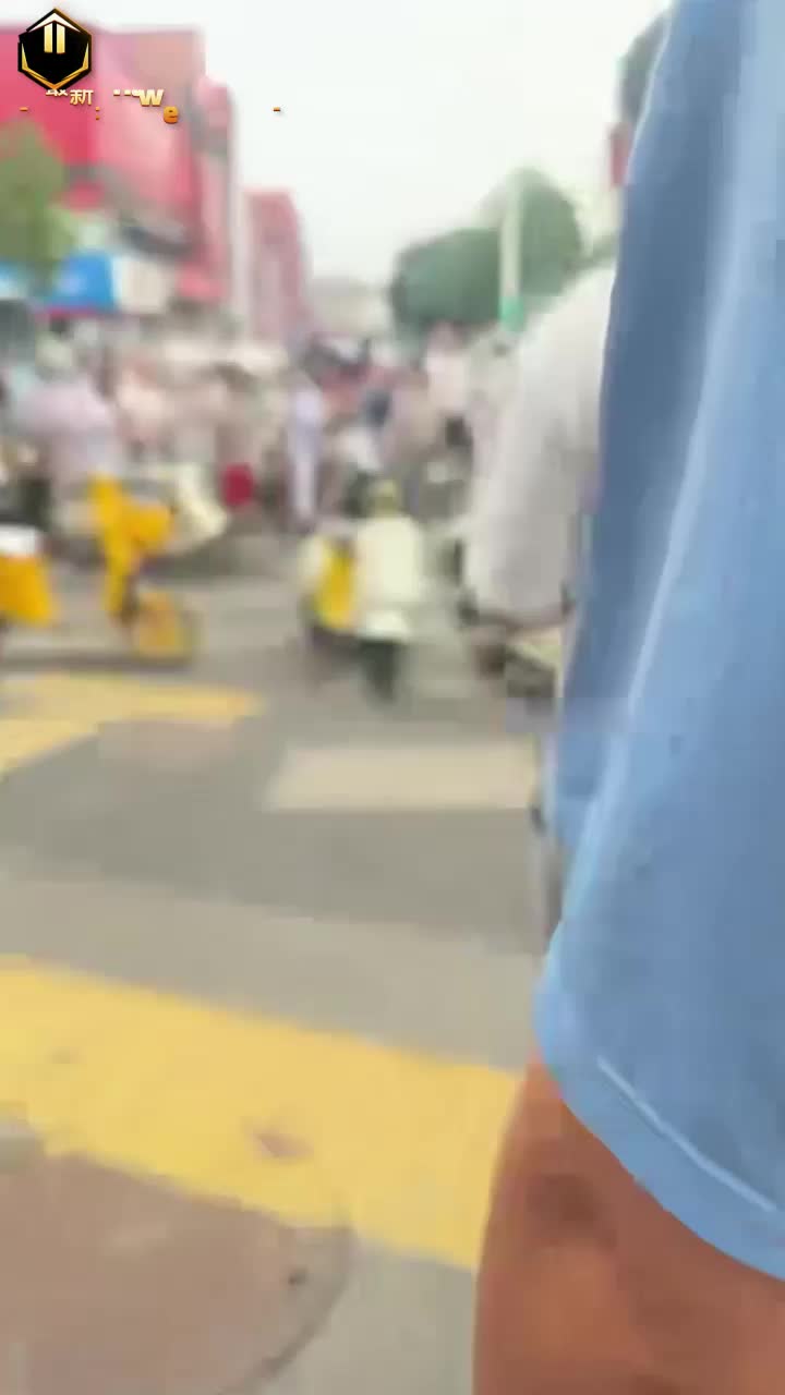 徐州丰县锦江大厦门口精神小伙街头狂殴老人 推搡中老人倒地不起引全网热议
