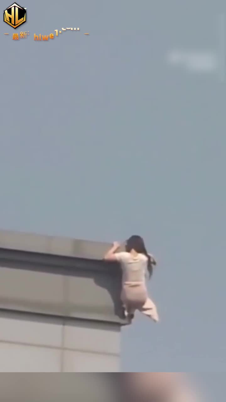 黑料正能量 南京一女子20楼跳楼轻生 好心路人薅头发硬拽惊险获救